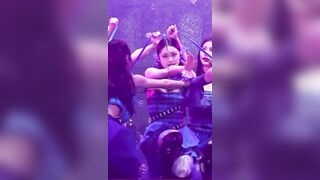 실제 아이돌 공연중 의상사고 꼭지 노출