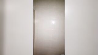 국) 전화받으면서 공중화장실에서 사까시받는
