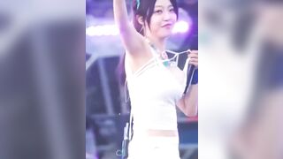 김지원 젖꼭지 노출 (2)