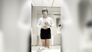 지하철 화장실에서 옷벗는 회사원 영상 3개 (2)