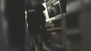 음탕한 젊은 암캐 버스에서 희열을 느껴 china