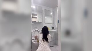 화장실 청소녀