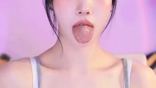 혀 내밀 모음 딸감