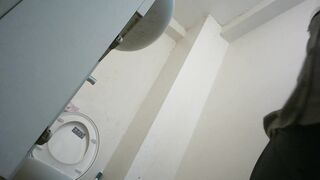クラシックトイレショット「トイレシリーズ」かわいい女の子も服を脱いでブラジャーを開けて胸を弄ぶ必要があります ipcam (8)