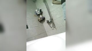 【房东哥偷拍】房东偷拍租客小姐姐洗澡 套路啪啪！36V+38P[某房原版] ipcam (9)