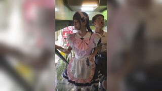 ツインテールの可愛いメイドさんとデート。サイドヘアーを露わにしてカウンターライトにスカートを照らされて ipcam 1