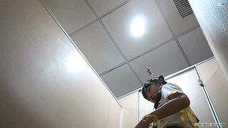 【新着トイレ撮影】TWアートフェスティバルの舞台裏のトイレの隠し撮り、ツインポニーテールの可愛い女子クラスメイト2人が着替 ipcam (1)