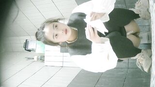 【トイレ撮影】前後ダブルアングル、極上無毛うんち、おばさんの下着着替え33V ipcam (2)