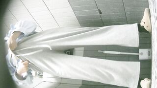 【トイレ撮影】前後ダブルアングル、極上無毛うんち、おばさんの下着着替え33V ipcam (8)