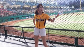 【トイレ撮影と飲み物】TWTPマスター【Fubon】チアリーディング女子のトイレ撮影、この生理用ナプキンは挿入感がとても気持ちよさそう ipcam (1)