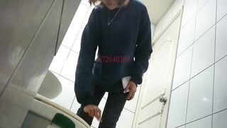 最高の妹がトイレでおしっこをしているパノラマ写真。彼氏が彼女をトイレに連れてきて、おまんこを見せつける [個室透かしなしのオリジナル版] ipcam (1)