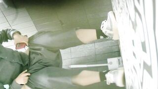 【トイレ撮影】前後ダブルアングル、極上美女がマンコにプラグを差し込み生理用ナプキンを挿入する34V ipcam (5)