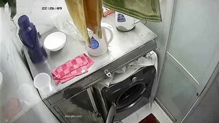 房东儿子浴室门口偷装❤️监控摄像头偷拍几个合租房的打工妹洗澡忘关门走光 ipcam