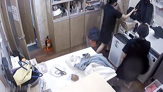 【破解摄像头】美发沙龙胸部很大的女生上下班换衣 ipcam