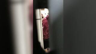 新しく流出したトイレ映像❤️マスターはショッピングモールの女性用トイレに忍び込み、おしっこをしている客をこっそり撮影し ipcam