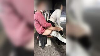 버스정류장에서 섹스하는커플