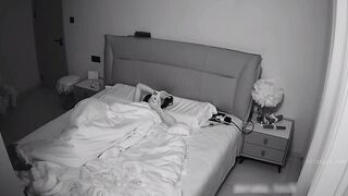 【核弹来袭家庭摄像头】小娇妻扒开骚逼不知道在看什么[某房原版] ipcam (2)