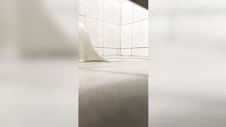 女子トイレに隠れて、放課後に生徒たちがおしっこをしている様子をこっそり撮影。多くの生徒はオマ○コを拭かないんです ipcam (19)