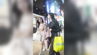 花柄のスカートをはいた美しい女性が、エスカレーターに足をかがめて下着を露わにしながら立っています。列に並んでいる間、ローアングルで撮影 ipcam
