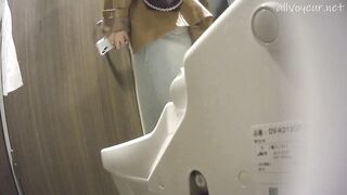 土●太鳳に激似美女が登場！なんと嘔吐シーンまで…【突撃！隣の女子トイレ㊸】 ipcam