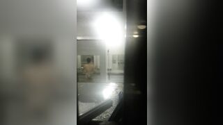 勤務時間外の銭湯の警備員がロッカーのドアの隙間から覗いていました。❤️ シャワーの鏡がすごく役立ちました。完璧に映っていました ipcam