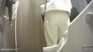 クール系美女がアソコをご開帳【突撃！隣の女子トイレ㊲】 ipcam