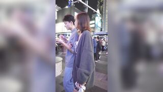 レースのホルターネックの花柄ドレスを着た女の子。ミルクティーを買っているときにベースレイヤーを引き裂かれました。中には羽根まで入っていました ipcam 3