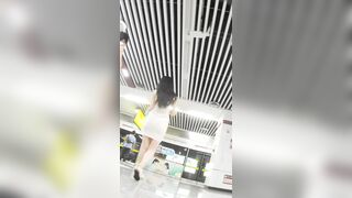 151 - 白くて形のよいお尻と張りのある臀部を持つ女性が、白いぴったりした下着を身につけて誘惑的なポーズをとっています ipcam 1