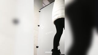 最新流出写真❤️トイレ覗き名人スイカ娘シリーズ❤️ ショートパンツ姿で放尿する女子大生、絶妙な白虎と血まみれのぶら下がったペニスを持つ美女 ipcam