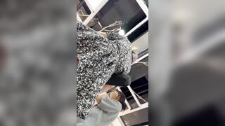花柄のドレスを着た若い女性学生が買い物に出かけます。彼女は美しい顔立ちでスタイルも良く、白い下着（前面と背面）を着用しています ipcam
