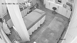 【 破解摄像头】美容院老板娘跟人暧昧偷情 内衣都被扔地上 ipcam (3)