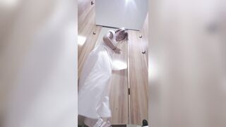 【極上トイレ写真】8月にショッピングモールを出る前後に撮影した女子大生第15弾 40V【水なしオリジナル】 ipcam (1)