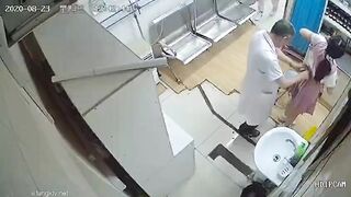 【割れたカメラ】国内の病院で注射女子が2本連続注射し、尻を隠して外出 ipcam (7)