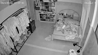 【破解摄像头】夫妻在厨房做爱被女儿撞见 当场社死！92V[某房原版] ipcam (9)