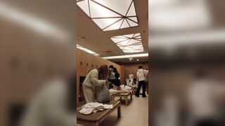 【温泉コーナー】若い女性の白い肌に紫のブドウが映える姿が多かった ipcam (6)