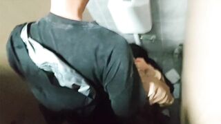 ✅【最高級トイレショット】バーのトイレでバイブレーターを使ってオーラルセックスをしているカップルがカメラに捉えられました ipcam (3)