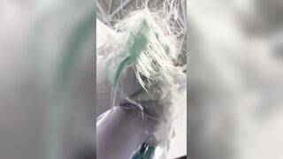 水着コスプレイヤーが彼氏とショッピング中。白い下着が水着に隠れて、両サイドが露わになっている ipcam