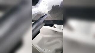 新たに流出した写真には、昼休みに会社の女性トイレで女性同僚2人が排尿している様子を男性が盗撮している様子が写っている。1人目の女性の拭き ipcam