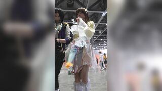 ショッピング中の若い女性のコスプレをしたナコルル…彼女のピンクのぴったりした下着には、13インチの縫い目がはっきりと見えます ipcam 1