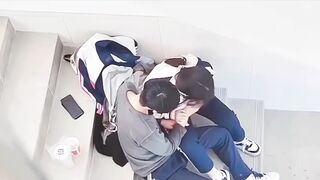 情熱的な時間❤️ 学生たちは階段で夢中になって、必死に膣をこすっていて、女の子はあまりにも楽しんでいたので階下に行けませんでした china ipcam