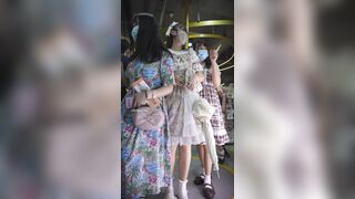 花柄のドレスを着た女の子の下着は漫画風の透明な裏地が付いています。お尻の裏側には黒い裏地が見えます ipcam 1