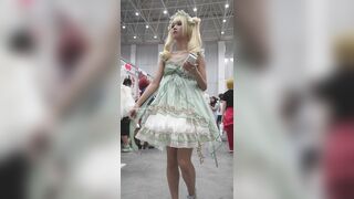 展示会で、CDモデルの柯清さんは茶色のストッキングと白い下着を身につけ、座っていたところ、うっかり露出してしまいました ipcam 3