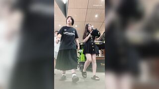 黒いドレスを着た美しい女性が友人と一緒にケーキを買いに来ます。彼女は黒いぴったりしたランジェリーも着ています ipcam