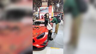 ピンクのドレスを着た美しい女性が友達と買い物に来ます。彼女の黄色い下着には羽が付いています ipcam 2