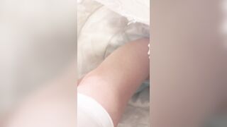 白い膝丈スカートをはいた美しい女性が親友と買い物に来ます。スカートの裏地は、彼​女の短くてぴったりとしたグレーの裏地をほとんど覆っていません ipcam 2