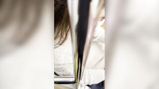 [電車胸チラ]SNS に夢中の隙だらけおっぱい !!からのフラッシュ逆さ撮りパンチラ voyeur jp