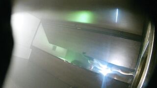 【トイレショット】バーガールが大便をしている。肛門がぱっくり開いて、お尻が弾んでいる ipcam
