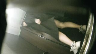 【トイレショット】バーの女の子がトイレットペーパーが破れるほど激しく肛門をこすりながら排便している ipcam (1)
