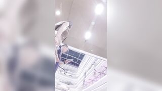 218 - ピンクのミニプリーツスカート、若い女性、ライトブルーのランジェリー ipcam 3