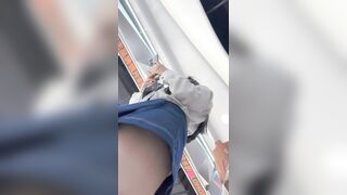 仕事から帰宅した美人が、スマホに夢中で、短いスカートが透け、白い下着が黄色い尿で汚れていた ipcam 1